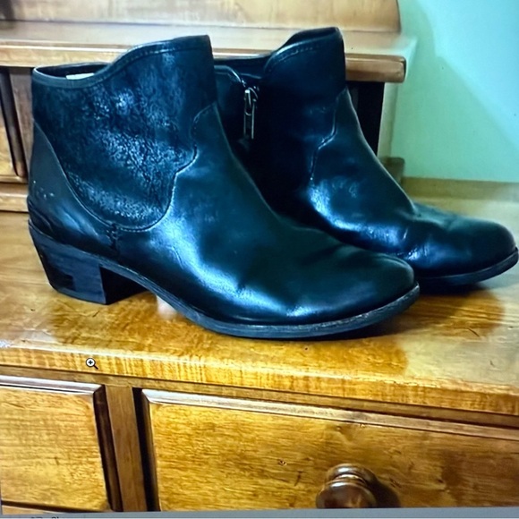 UGG woman’s Black Leather ankle boots size 9 suede - Picture 1 of 6